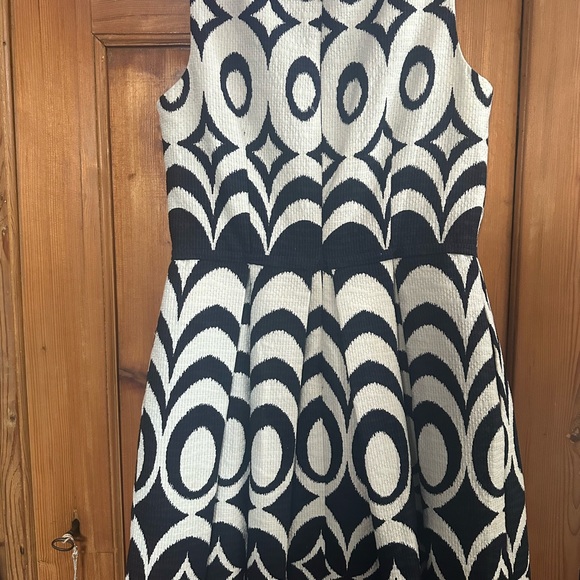 Taylor-sz8 black and white dress with pockets - Picture 3 of 8